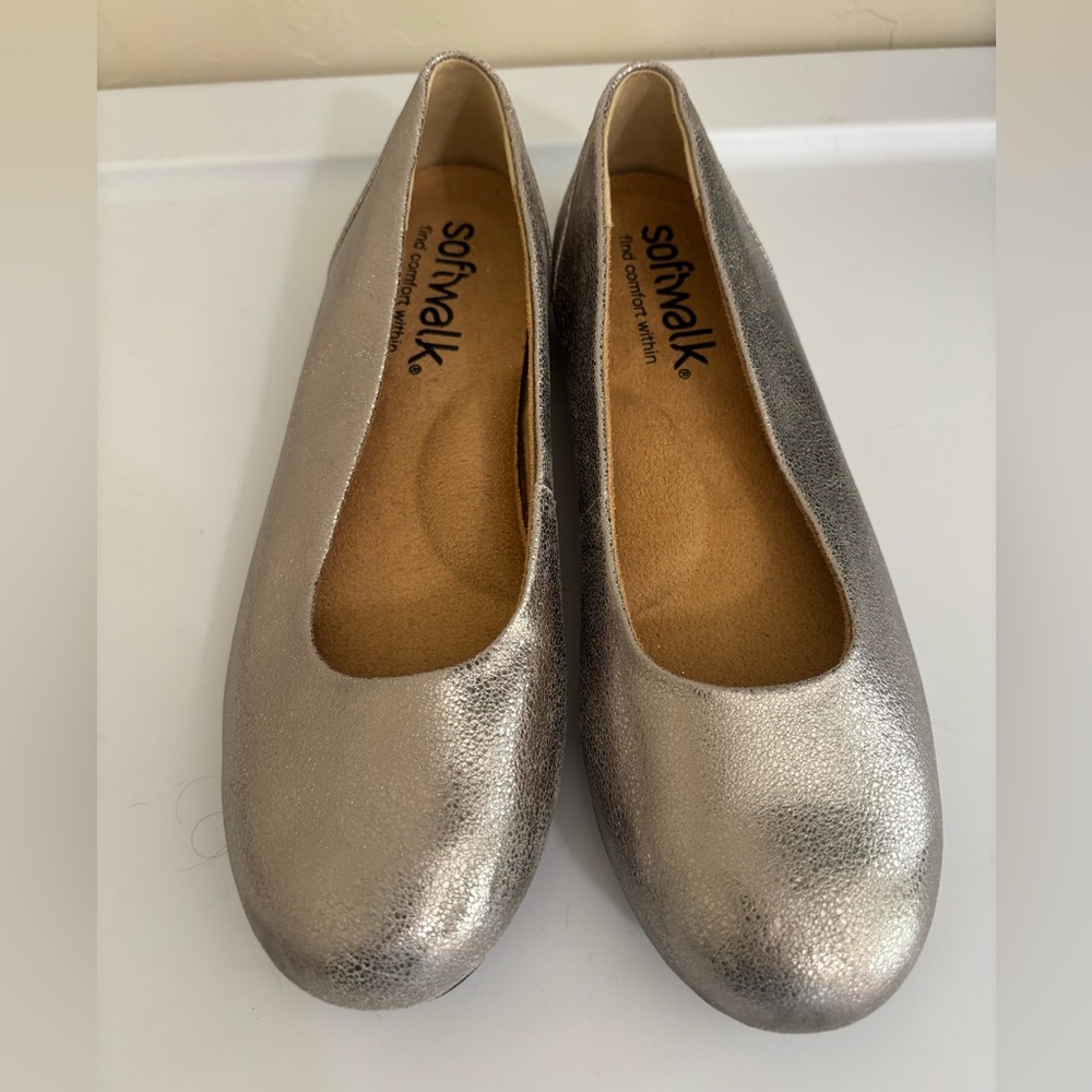 Soft walk silver genuine leather flats.Gently used great comfort good condition